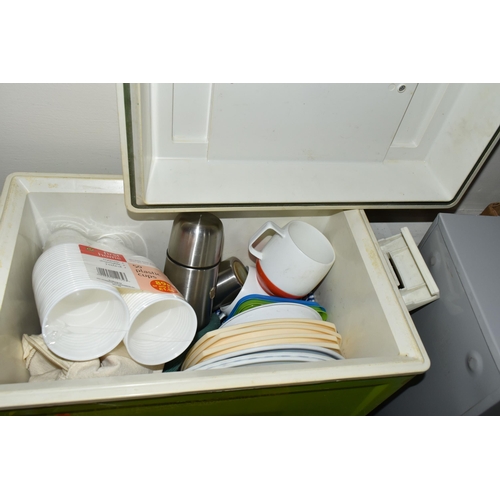 475 - TWO BOXES AND LOOSE POSTCARDS AND SUNDRY HOMEWARES, to include a quantity of late twentieth century/... 