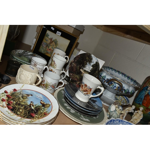 511 - A GROUP OF BOXED COLLECTOR'S PLATES AND ROYAL COMMEMORATIVE MUGS, comprising eight mugs, a pair of p... 