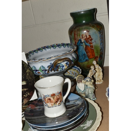 511 - A GROUP OF BOXED COLLECTOR'S PLATES AND ROYAL COMMEMORATIVE MUGS, comprising eight mugs, a pair of p... 