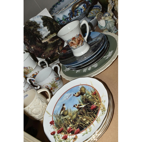 511 - A GROUP OF BOXED COLLECTOR'S PLATES AND ROYAL COMMEMORATIVE MUGS, comprising eight mugs, a pair of p... 