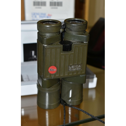 540 - A CASED AND BOXED PAIR OF LEICA TRINOVID 10X25 BCA GREEN POCKET BINOCULARS, comes with receipt of pu... 