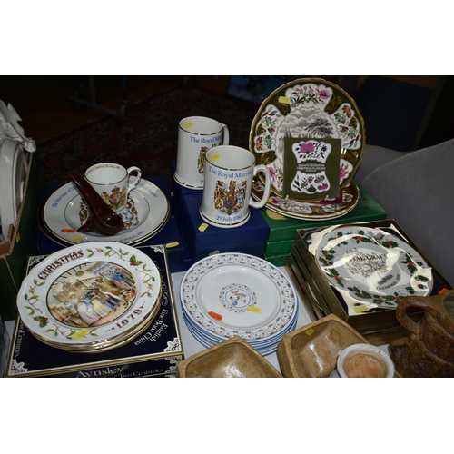 578 - TWO BOXES AND LOOSE ORNAMENTS AND CERAMICS ETC, to include Christmas plates by Aynsley, Masons and R... 