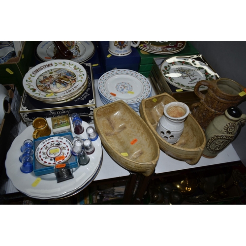 578 - TWO BOXES AND LOOSE ORNAMENTS AND CERAMICS ETC, to include Christmas plates by Aynsley, Masons and R... 