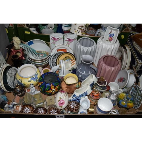 578 - TWO BOXES AND LOOSE ORNAMENTS AND CERAMICS ETC, to include Christmas plates by Aynsley, Masons and R... 