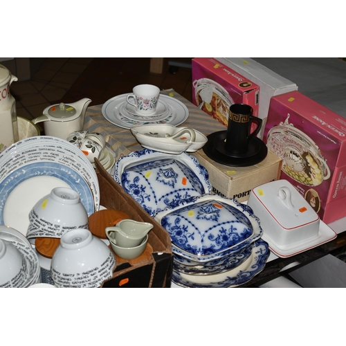 586 - FIVE BOXES AND LOOSE CERAMICS AND GLASS ETC, to include boxed Ridgway Kismet cups, saucers and side ... 