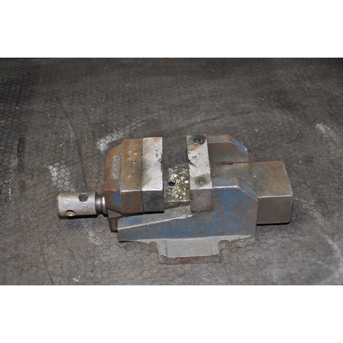 1102 - A RECORD No644 MACHINE VICE with 4in jaws (condition two lugs broken off see pics)