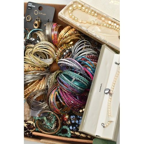 109 - A BOX OF COSTUME JEWELLERY, large quantity of costume jewellery, such as bangles, bracelets, beaded ... 