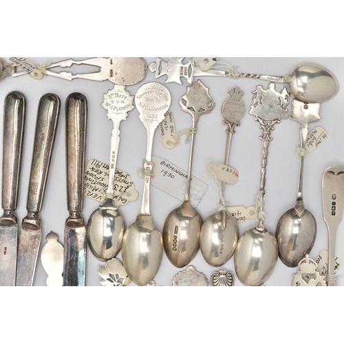 169 - TWENTY THREE HALLMARKED SILVER TEASPOONS WITH REGIMENTAL BADGES, RIFLE SHOOTING PRIZES, ETC AND A SM... 