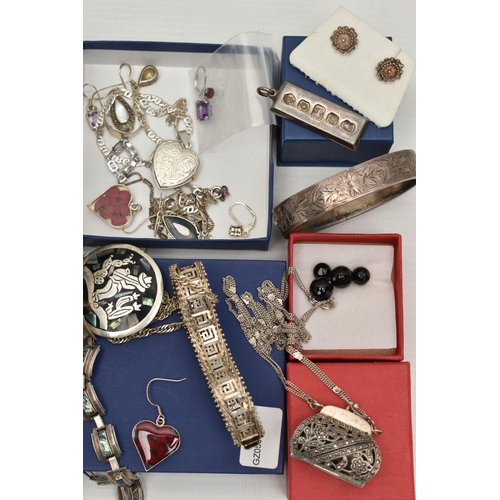 86 - AN ASSORTMENT OF SILVER AND WHITE METAL JEWELLERY, to include a late Victorian hinged bangle with et... 