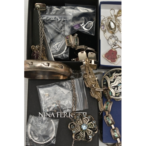 86 - AN ASSORTMENT OF SILVER AND WHITE METAL JEWELLERY, to include a late Victorian hinged bangle with et... 