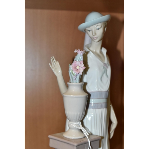 369 - A BOXED LLADRO FIGURE 'LADY GRAND CASINO' NO. 5175, sculpted by Vincente Martinez, issued 1982-1995,... 