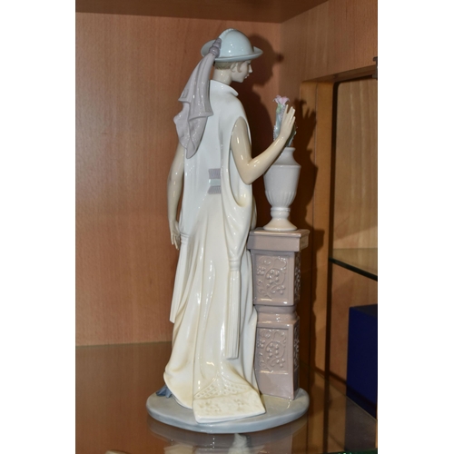 369 - A BOXED LLADRO FIGURE 'LADY GRAND CASINO' NO. 5175, sculpted by Vincente Martinez, issued 1982-1995,... 