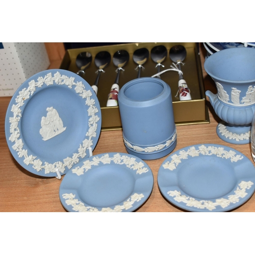 390 - A GROUP OF CERAMICS AND SUNDRY ITEMS, to include a boxed set of six Royal Worcester Evesham Gold tea... 