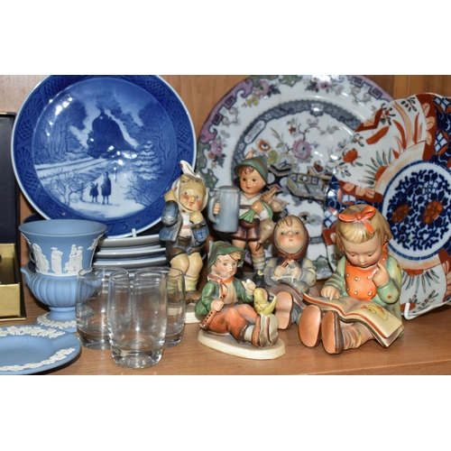 390 - A GROUP OF CERAMICS AND SUNDRY ITEMS, to include a boxed set of six Royal Worcester Evesham Gold tea... 