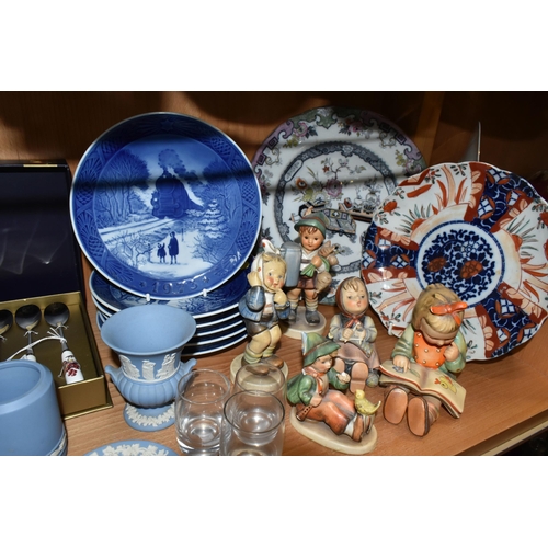 390 - A GROUP OF CERAMICS AND SUNDRY ITEMS, to include a boxed set of six Royal Worcester Evesham Gold tea... 