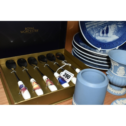 390 - A GROUP OF CERAMICS AND SUNDRY ITEMS, to include a boxed set of six Royal Worcester Evesham Gold tea... 