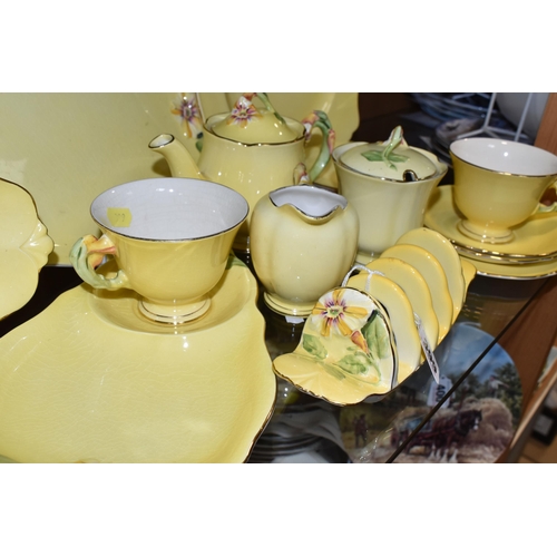 399 - A LARGE QUANTITY OF ROYAL WINTON YELLOW  'PETUNIA' PATTERN TABLEWARE, comprising a square cake plate... 