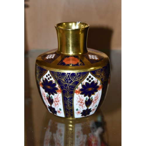 405 - A ROYAL CROWN DERBY 1128 OLD IMARI VASE, solid gold band, date cypher 1983 (1) (Condition report: a ... 