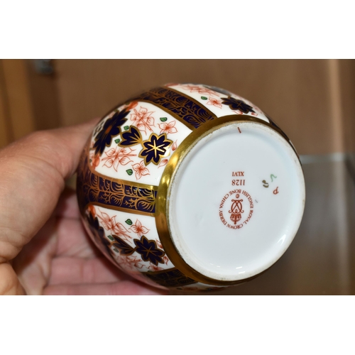 405 - A ROYAL CROWN DERBY 1128 OLD IMARI VASE, solid gold band, date cypher 1983 (1) (Condition report: a ... 