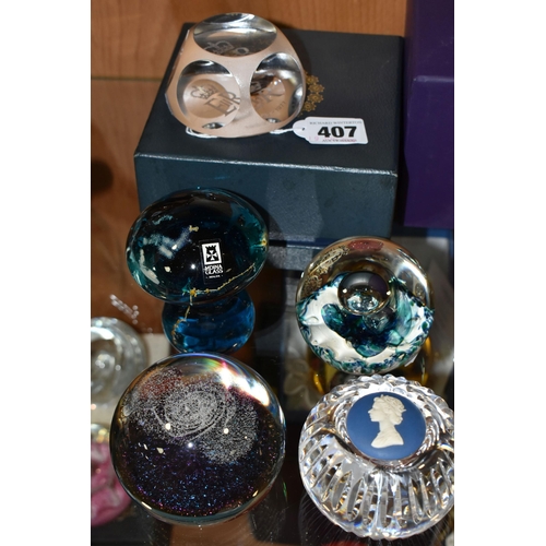 407 - A GROUP OF FIVE GLASS PAPERWEIGHTS, comprising a boxed Webb Corbett Royal Jubilee commemorative clea... 