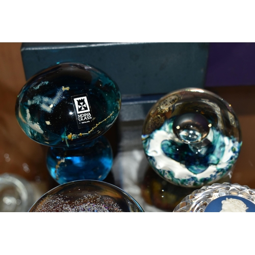 407 - A GROUP OF FIVE GLASS PAPERWEIGHTS, comprising a boxed Webb Corbett Royal Jubilee commemorative clea... 