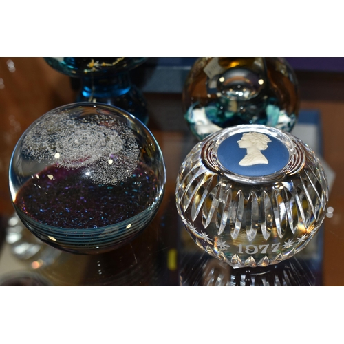 407 - A GROUP OF FIVE GLASS PAPERWEIGHTS, comprising a boxed Webb Corbett Royal Jubilee commemorative clea... 