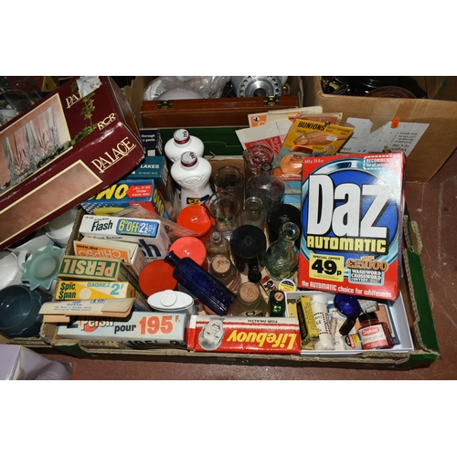 503 - FIVE BOXES AND LOOSE VINTAGE ADVERTISING PACKAGING AND SUNDRY HOMEWARES, to include boxed Lux, Persi... 