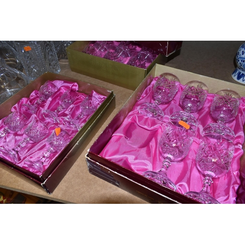 513 - A GROUP OF CUT CRYSTAL AND OTHER GLASS WARES, to include a boxed pair of Royal Doulton 'Jasmine' win... 