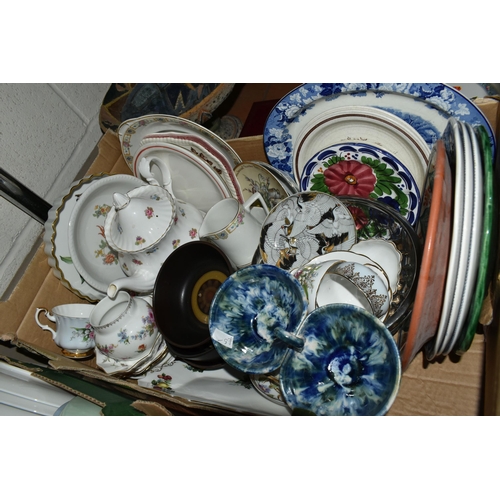 525 - FIVE BOXES OF CERAMICS, to include a boxed Royal Worcester 'Mayfield' pattern celebration cake stand... 