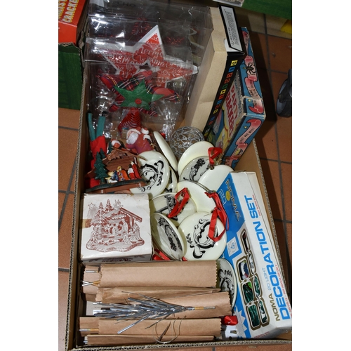 529 - FIVE BOXES OF VINTAGE AND MODERN CHRISTMAS DECORATIONS AND ORNAMENTS, to include vintage and modern ... 