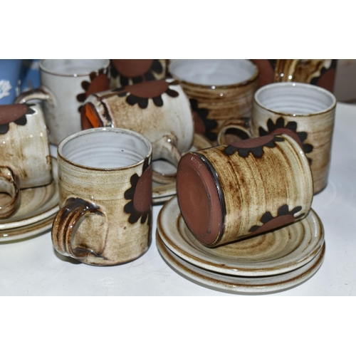 539 - A FIFTEEN PIECE STUDIO POTTERY COFFEE SERVICE BY BRIGLIN POTTERY, with flower design, comprising a c... 