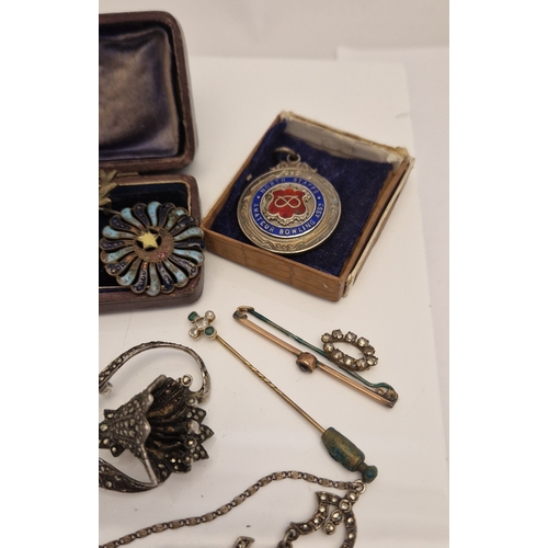 174 - AN ASSORTMENT OF EARLY 20TH CENTURY JEWELLERY, to include a yellow metal quatrefoil stick pin set wi... 