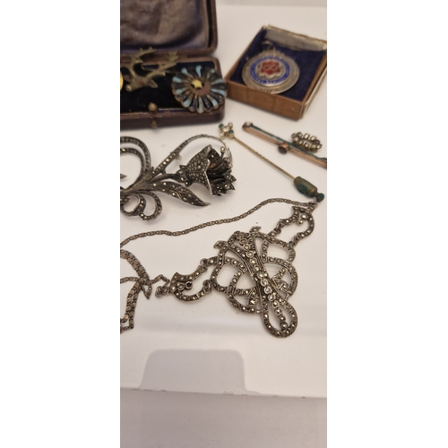 174 - AN ASSORTMENT OF EARLY 20TH CENTURY JEWELLERY, to include a yellow metal quatrefoil stick pin set wi... 