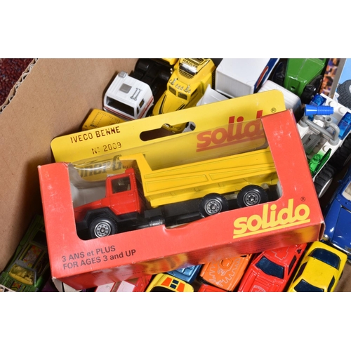 24 - A QUANTITY OF BOXED AND UNBOXED DIECAST VEHICLES, boxed and part boxed mainly lorry/truck models, to... 