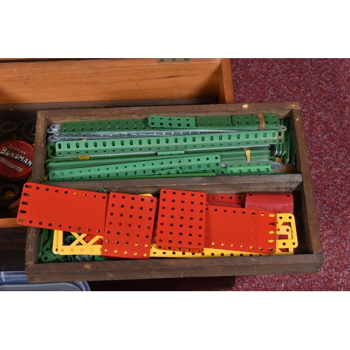 128 - A WOODEN BOX AND ONE OTHER CONTAINING VINTAGE MECCANO PIECES, to include pieces in green, red, yello... 