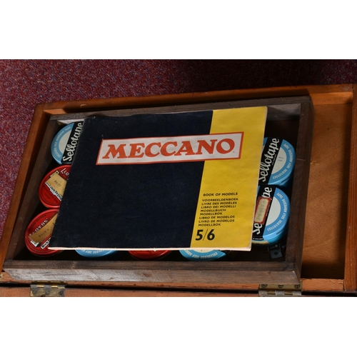 128 - A WOODEN BOX AND ONE OTHER CONTAINING VINTAGE MECCANO PIECES, to include pieces in green, red, yello... 