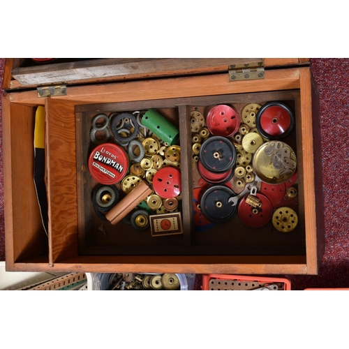 128 - A WOODEN BOX AND ONE OTHER CONTAINING VINTAGE MECCANO PIECES, to include pieces in green, red, yello... 