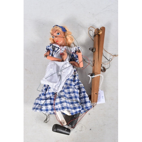 139 - A BOXED PELHAM SL ALICE IN WONDERLAND PUPPET, appears complete and in fairly good condition with onl... 