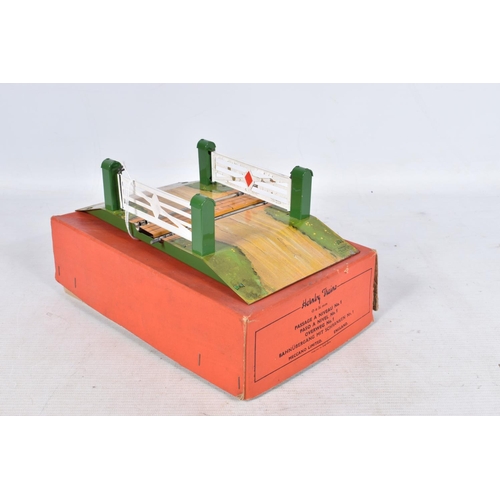 142 - A BOXED HORNBY TRAINS O GAUGE TANK GOODS SET, No.40, comprising 0-4-0 tank locomotive No.82011, B.R.... 