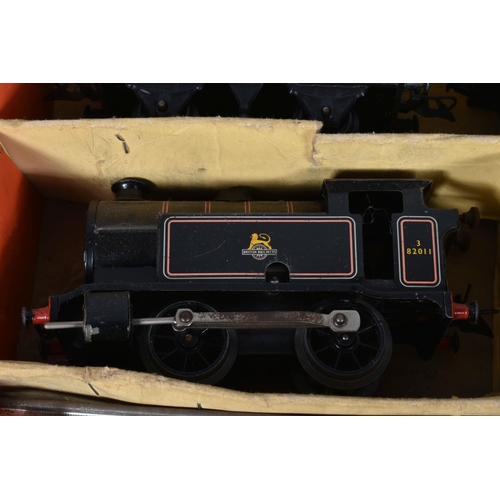 142 - A BOXED HORNBY TRAINS O GAUGE TANK GOODS SET, No.40, comprising 0-4-0 tank locomotive No.82011, B.R.... 