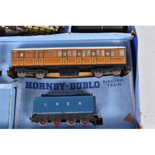 143 - A BOXED HORNBY DUBLO PASSENGER TRAIN SET, No.EDP1, comprising A4 class locomotive 'Sir Nigel Gresley... 