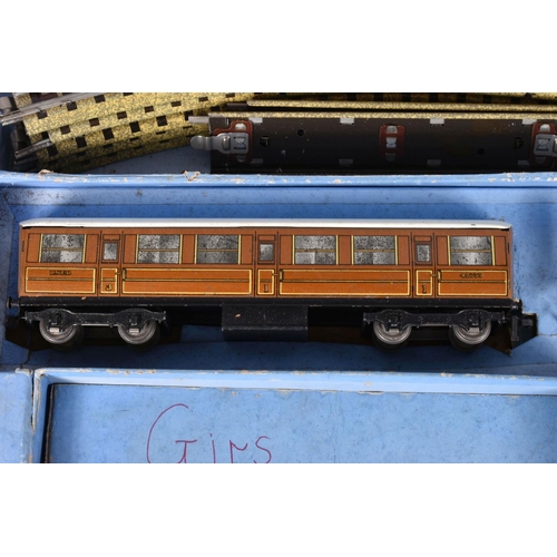 143 - A BOXED HORNBY DUBLO PASSENGER TRAIN SET, No.EDP1, comprising A4 class locomotive 'Sir Nigel Gresley... 