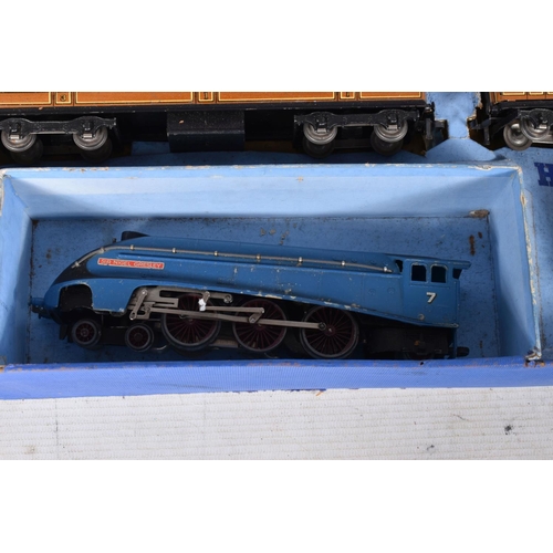 143 - A BOXED HORNBY DUBLO PASSENGER TRAIN SET, No.EDP1, comprising A4 class locomotive 'Sir Nigel Gresley... 