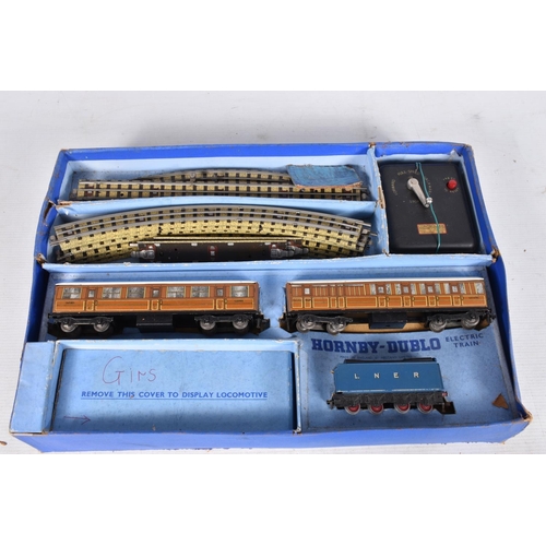 143 - A BOXED HORNBY DUBLO PASSENGER TRAIN SET, No.EDP1, comprising A4 class locomotive 'Sir Nigel Gresley... 