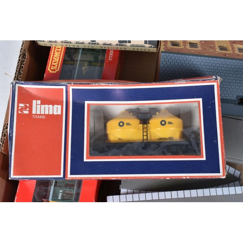 145 - A BOXED HORNBY RAILWAYS OO GAUGE FREIGHTMASTER SET, No.R682, comprising class 35 Hymek locomotive No... 