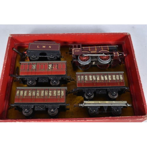 146 - A QUANTITY OF ASSORTED O GAUGE MODEL RAILWAY ITEMS, to include clockwork No.1 Special locomotive and... 