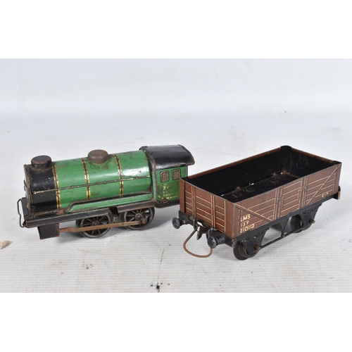 149 - A QUANTITY OF UNBOXED AND ASSORTED O GAUGE MODEL RAILWAY ITEMS, to include a repainted tinplate cloc... 