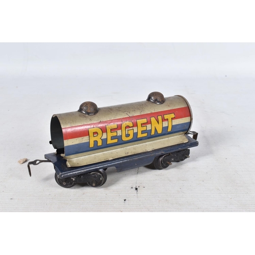 149 - A QUANTITY OF UNBOXED AND ASSORTED O GAUGE MODEL RAILWAY ITEMS, to include a repainted tinplate cloc... 