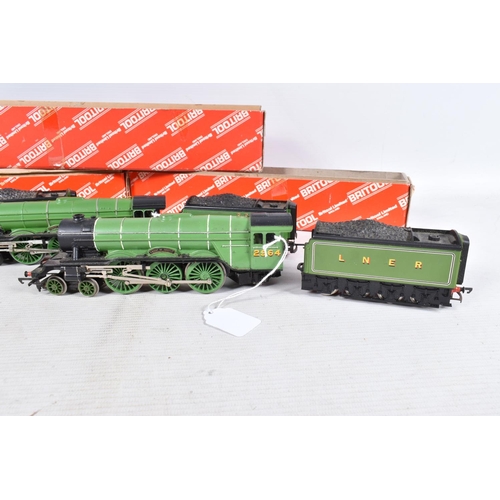 153 - THREE BOXED HORNBY OO GAUGE L.N.E.R. CLASS A1/A3 LOCOMOTIVES, 'Knight of Thistle' No.2564, 'Call Boy... 