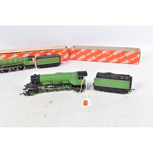 153 - THREE BOXED HORNBY OO GAUGE L.N.E.R. CLASS A1/A3 LOCOMOTIVES, 'Knight of Thistle' No.2564, 'Call Boy... 